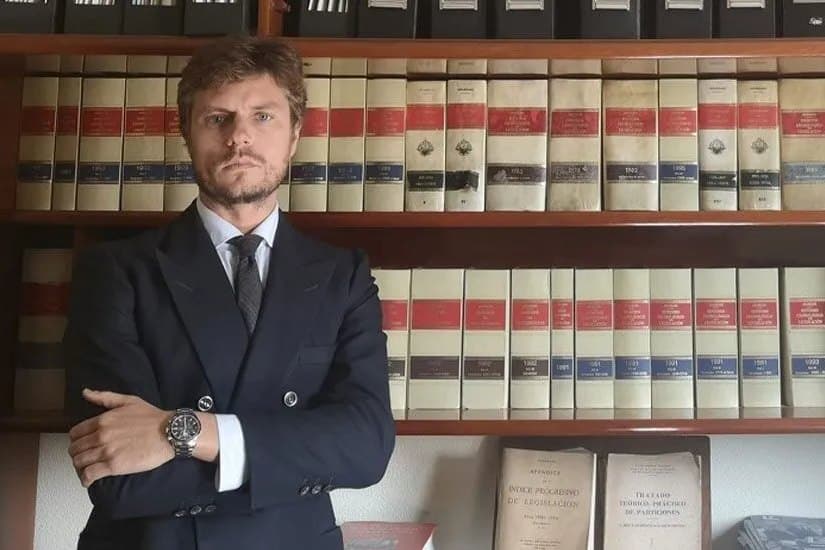 Hugo López Ortega, abogado, en el despacho de HLO Abogados en Sevilla